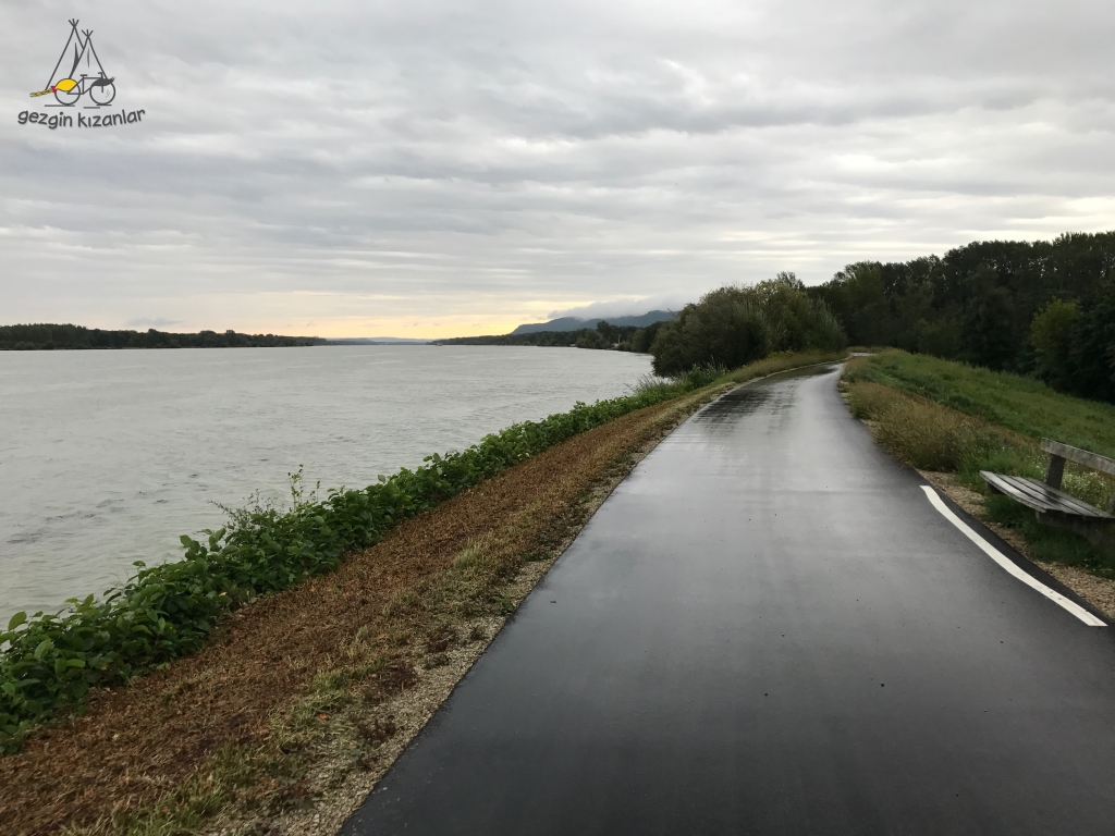 Yağmurda Bisiklet Yolu